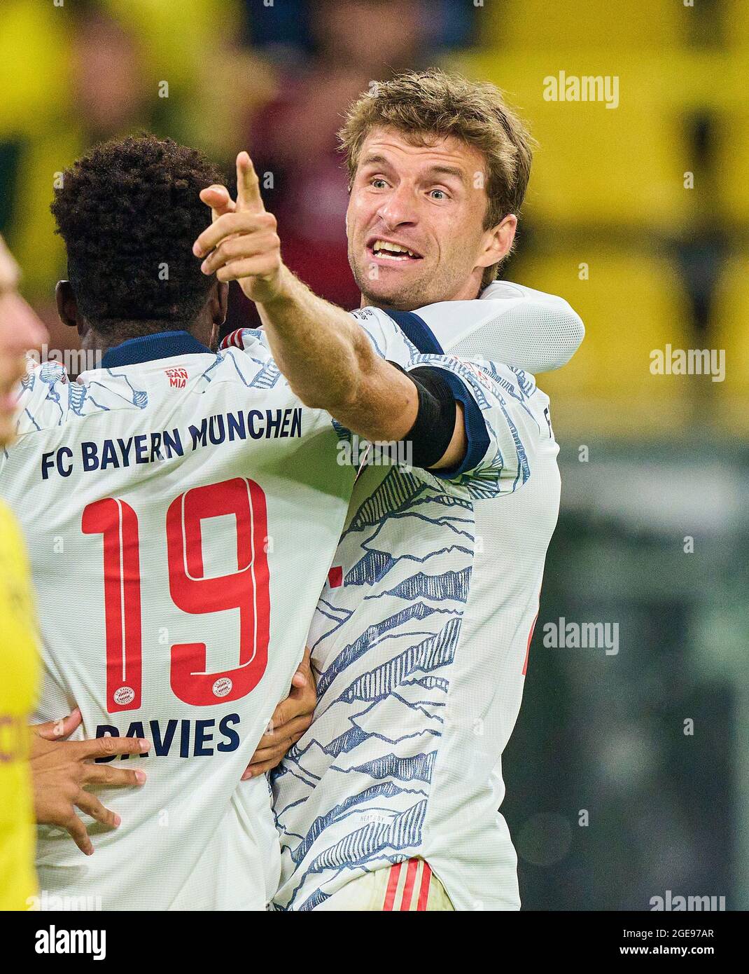 Thomas MUELLER, MÜLLER, FCB 25 feiert sein Tor, glücklich, lachen, feiern, 0-2 mit Alphonso DAVIES, FCB 19 im Final DFL Super Cup Spiel BORUSSIA DORTMUND - FC BAYERN MÜNCHEN 1-3 am 17. August 2021 in Dortmund, Deutschland Saison 2020/2021, BVB, München, München, Bayern © Peter Schatz / Alamy Live News - die DFL-VORSCHRIFTEN VERBIETEN DIE VERWENDUNG VON FOTOS als BILDSEQUENZEN und/oder QUASI-VIDEO - Stockfoto