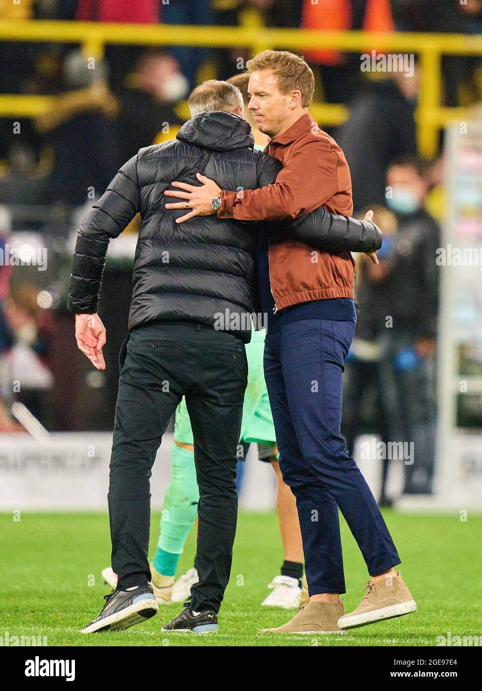 Trainer Julian Nagelsmann (FCB), Teamleiter, Headcoach, Trainer, Marco Rose, Cheftrainer, Chef - Trainer BVB gratgt nach dem Spiel im Finale des DFL-Supercups BORUSSIA DORTMUND - FC BAYERN MÜNCHEN 1-3 am 17. August 2021 in Dortmund, Deutschland Saison 2020/2021, BVB, München, München, Bayern © Peter Schatz / Alamy Live News - die DFL-VORSCHRIFTEN VERBIETEN DIE VERWENDUNG VON FOTOS als BILDSEQUENZEN und/oder QUASI-VIDEO - Stockfoto