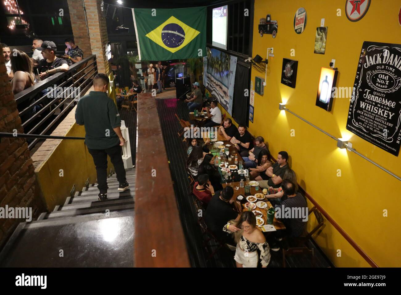 Campinas, Brasilien. August 2021. Die Gemeinde Campinas (SP) veröffentlichte am Dienstag (17) das Dekret, das die größte Flexibilität des Plans von São Paulo seit Beginn der neuen Coronavirus-Pandemie festlegt. Nach den neuen Regeln können Bars, Restaurants, Geschäfte und Dienstleistungen in Campinas mit einer Auslastung von 100 % betrieben werden, sofern die Mindestentfernung von einem Meter eingehalten wird. Es gibt keine Betriebsstunden mehr. Die Maßnahme gilt bis zum 31. Oktober 2021. Kredit: Leandro Ferreira/FotoArena/Alamy Live Nachrichten Stockfoto