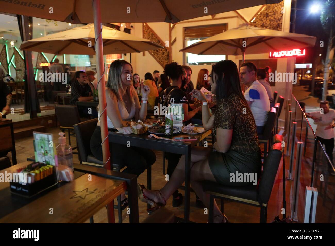 Campinas, Brasilien. August 2021. Die Gemeinde Campinas (SP) veröffentlichte am Dienstag (17) das Dekret, das die größte Flexibilität des Plans von São Paulo seit Beginn der neuen Coronavirus-Pandemie festlegt. Nach den neuen Regeln können Bars, Restaurants, Geschäfte und Dienstleistungen in Campinas mit einer Auslastung von 100 % betrieben werden, sofern die Mindestentfernung von einem Meter eingehalten wird. Es gibt keine Betriebsstunden mehr. Die Maßnahme gilt bis zum 31. Oktober 2021. Kredit: Leandro Ferreira/FotoArena/Alamy Live Nachrichten Stockfoto