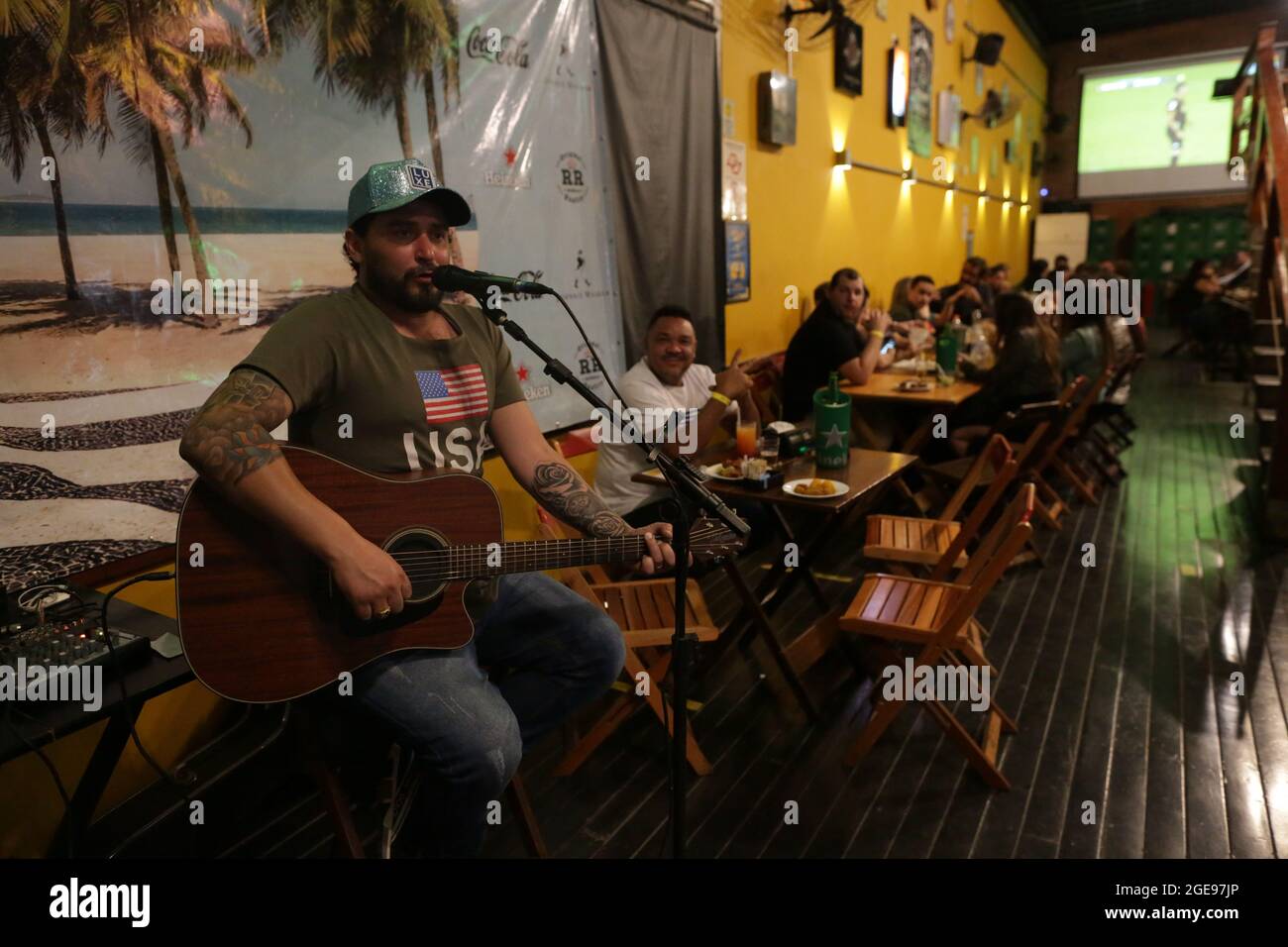 Campinas, Brasilien. August 2021. Die Gemeinde Campinas (SP) veröffentlichte am Dienstag (17) das Dekret, das die größte Flexibilität des Plans von São Paulo seit Beginn der neuen Coronavirus-Pandemie festlegt. Nach den neuen Regeln können Bars, Restaurants, Geschäfte und Dienstleistungen in Campinas mit einer Auslastung von 100 % betrieben werden, sofern die Mindestentfernung von einem Meter eingehalten wird. Es gibt keine Betriebsstunden mehr. Die Maßnahme gilt bis zum 31. Oktober 2021. Kredit: Leandro Ferreira/FotoArena/Alamy Live Nachrichten Stockfoto