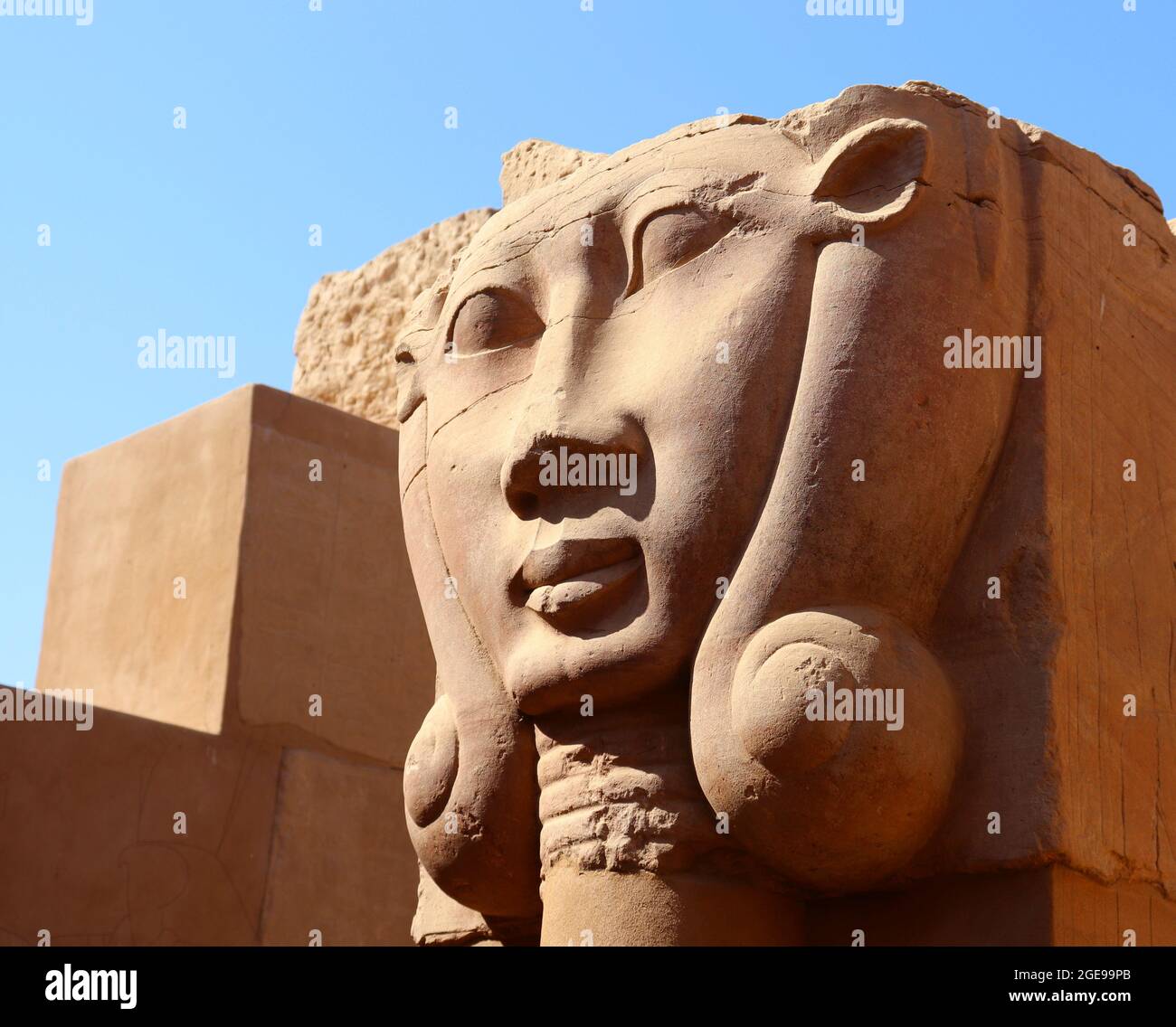 Göttin Hathor (Göttin des Himmels, der Frauen, der Fruchtbarkeit und der Liebe) auf der Säule aus dem Tempel von Khnum auf der Insel Elephantine, Assuan, Oberägypten Stockfoto