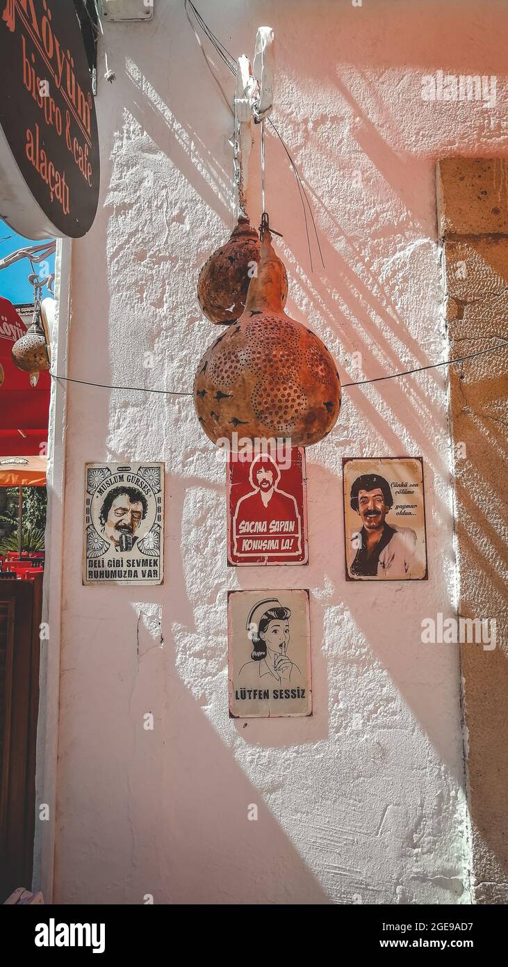 IZMIR, TÜRKEI - 03. Aug 2021: Eine vertikale Aufnahme traditioneller Plakate an einer Restaurantwand in Izmir, Türkei Stockfoto