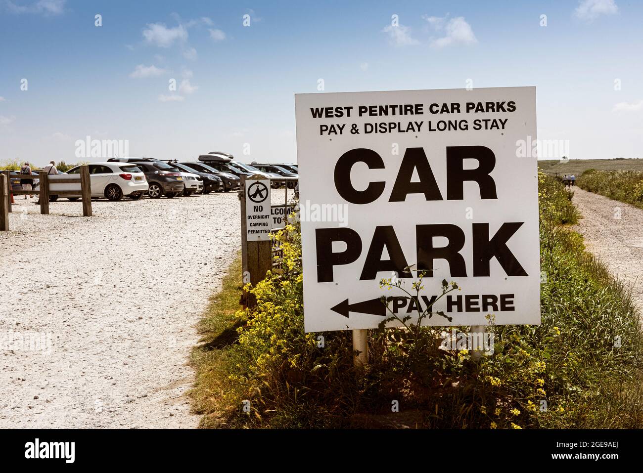 Ein großes Schild für einen Parkplatz auf West Pentire in Newquay in Cornwall. Stockfoto