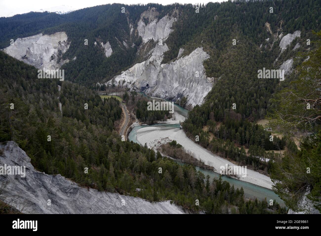 Schlucht oder Schlucht genannt Ruinaulta am Vorderrhein in der Schweiz. Panorama-Weitwinkelansicht. Klares blaues Wasser mit Steinbänken. Stockfoto