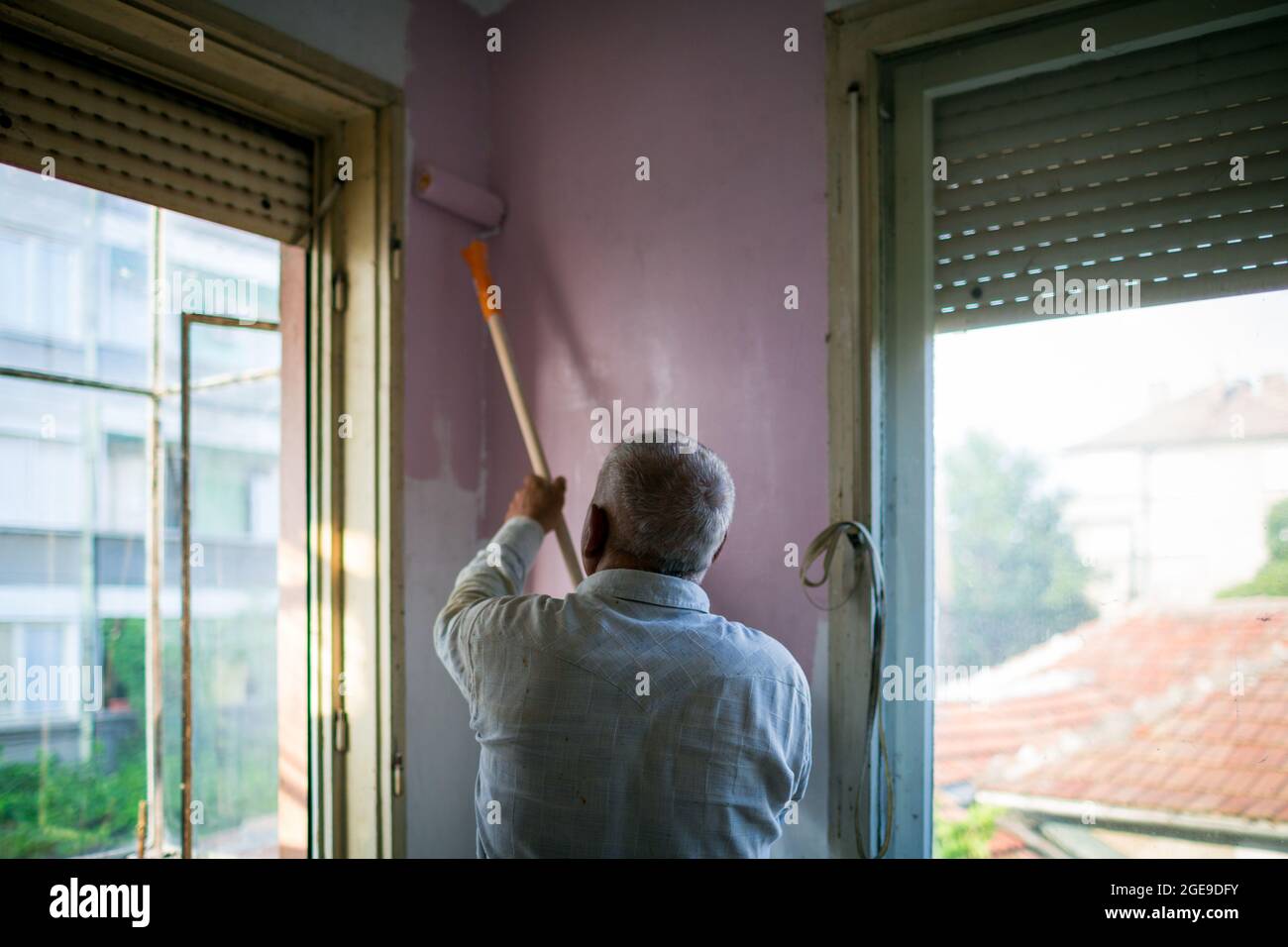 Sommer, Zeit für Reparaturen - Vorbereitung der Wände und der Decke einer Wohnküche zum Putzen und Malen am 20. Juli 2021, Gorna Oryahovitsa, Bul Stockfoto