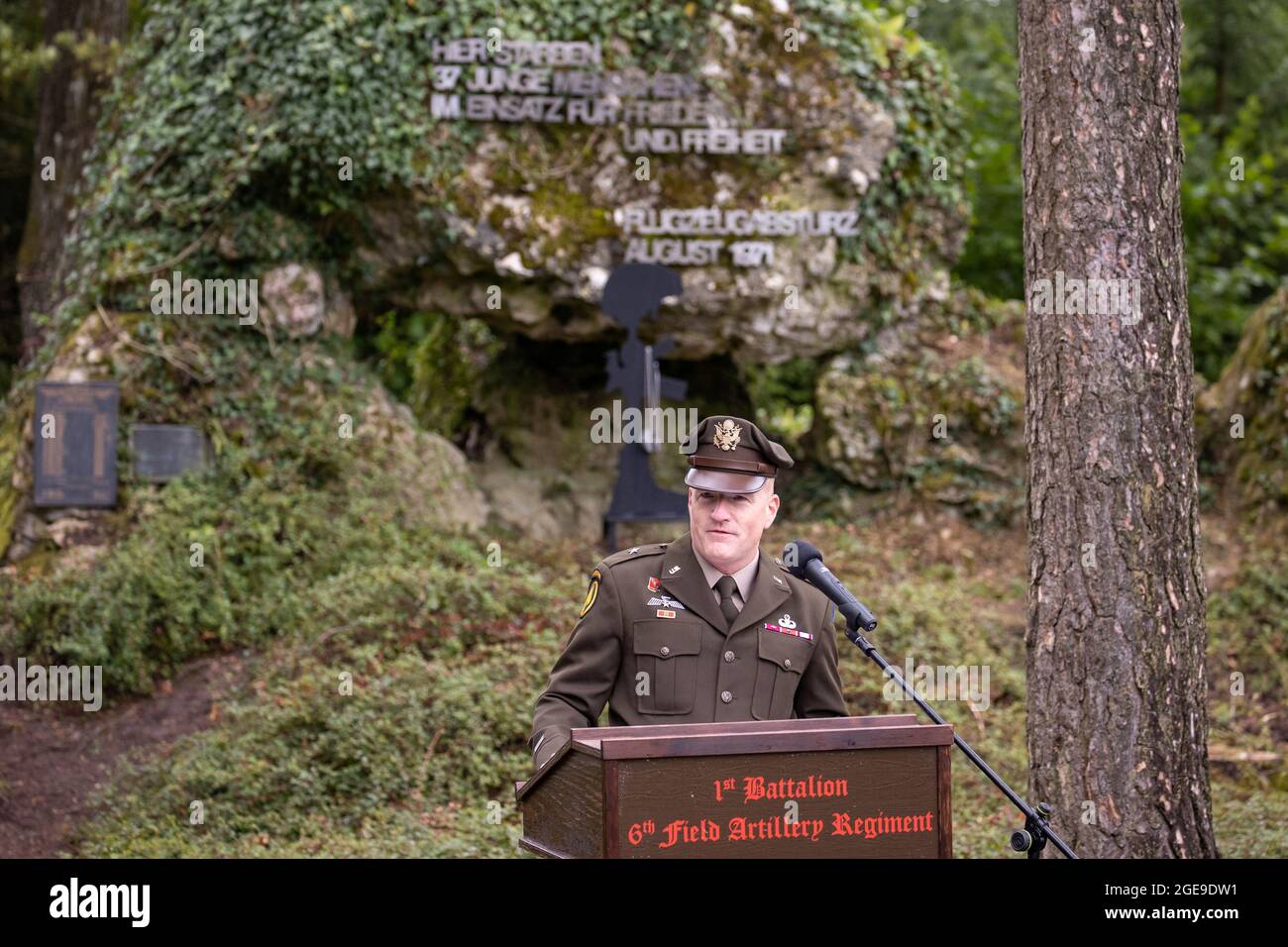 Pegnitz, Deutschland. August 2021. DER US-Brigadier General Joseph Hilbert spricht vor einem Gedenkstein anlässlich eines Hubschrauberabsturzes der US-Armee. Am 18. August 1971 stürzte ein Hubschrauber der US-Armee Chinook in der Nähe von Pegnitz ab. 37 Soldaten wurden getötet. Es ist der schlimmste Unfall der US-Armee seit dem Zweiten Weltkrieg. Quelle: Daniel Karmann/dpa/Alamy Live News Stockfoto