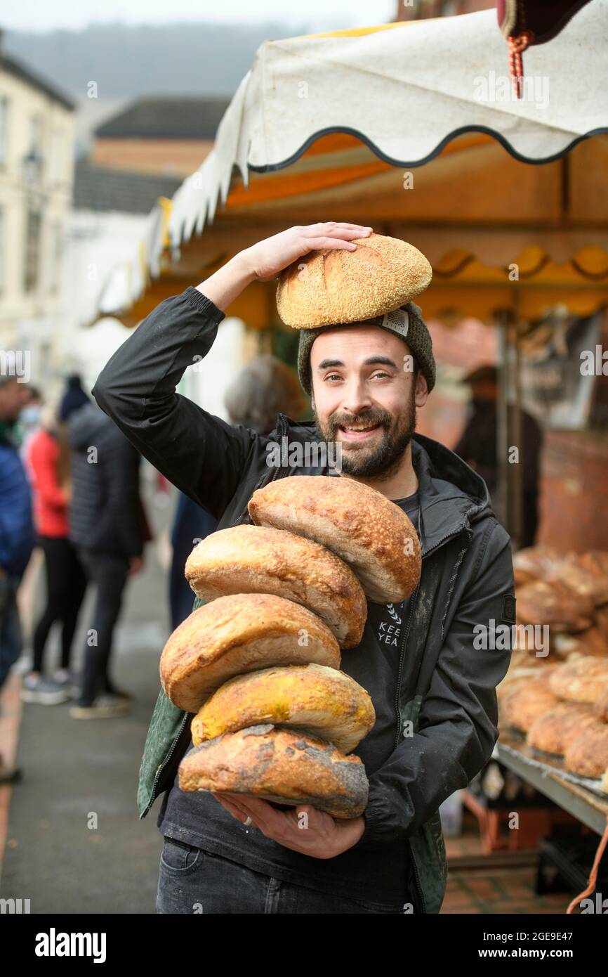 Die Stadt Stroud in Gloucestershire - der Bäcker Dominic Salter mit seinem Stand an der Union Street während des Markttages Stockfoto