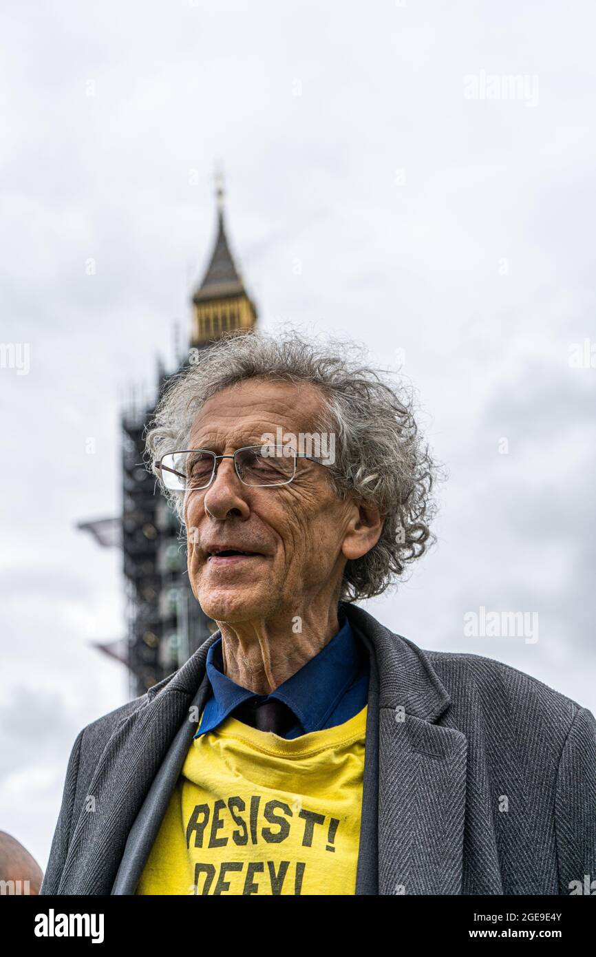 WESTMINSTER LONDON 18. August 2021. Piers Corbyn verteilt vor dem Parlament Flugblätter für eine Petition gegen Gesundheitsausweise und zur Verhinderung der Wiedererziehung eines Covid Jab durch Kinder. Credit amer Ghazzal/Alamy Live News Stockfoto