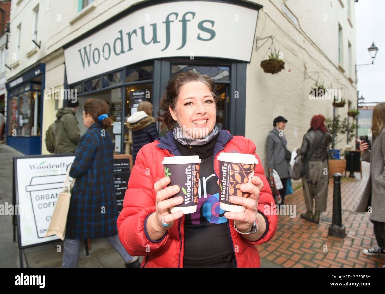 Die Stadt Stroud in Gloucestershire - Vanessa Lavy Cousins eine lokale Künstlerin, die auch im Woodruffs Organic Café arbeitet Stockfoto