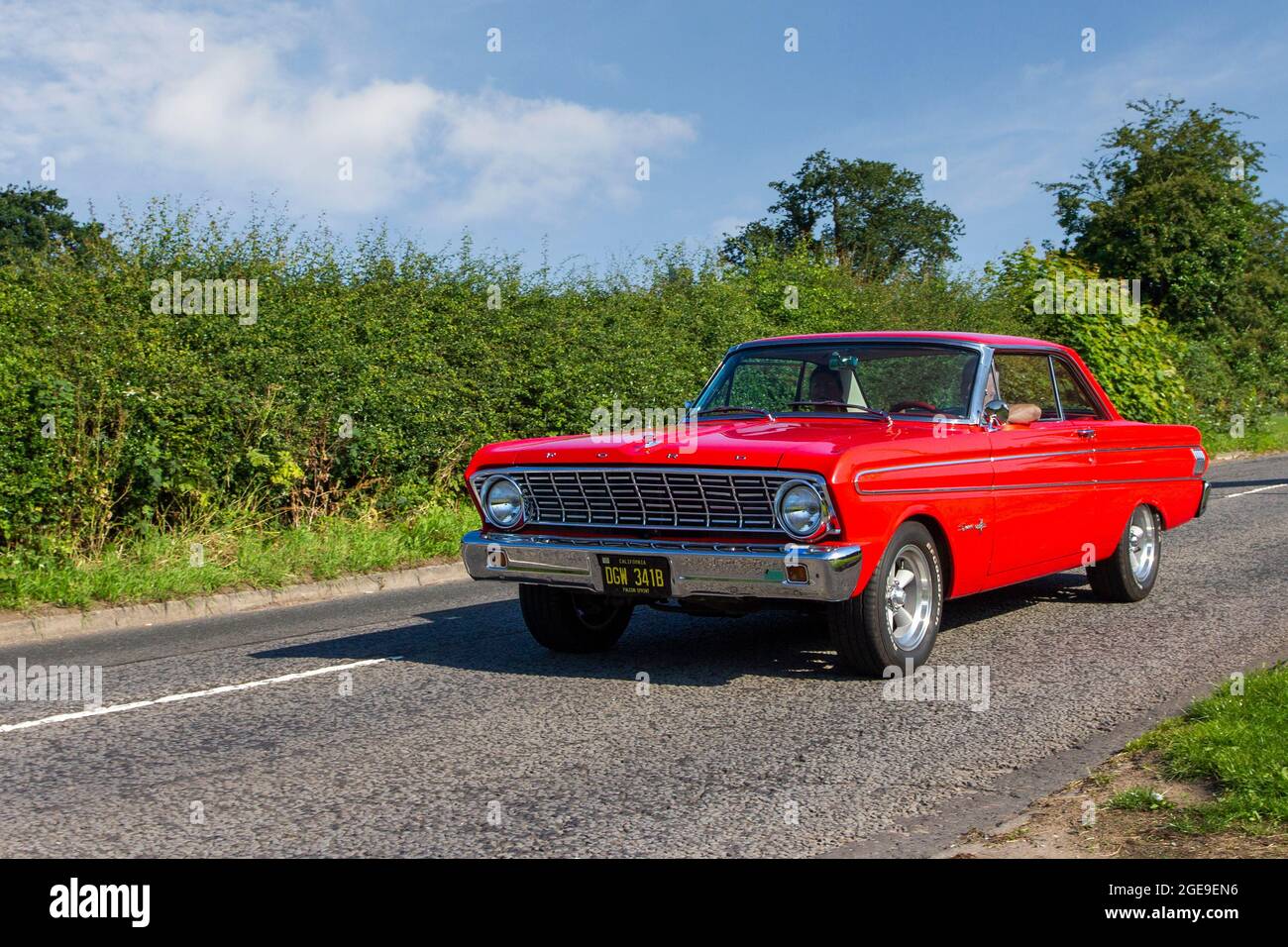 1964 60s Roter amerikanischer Ford Falcon Sprint 4230cc-Benzinponywagen auf dem Weg zur Capesthorne Hall Oldtimer-Ausstellung im Juli, Cheshire, Großbritannien Stockfoto