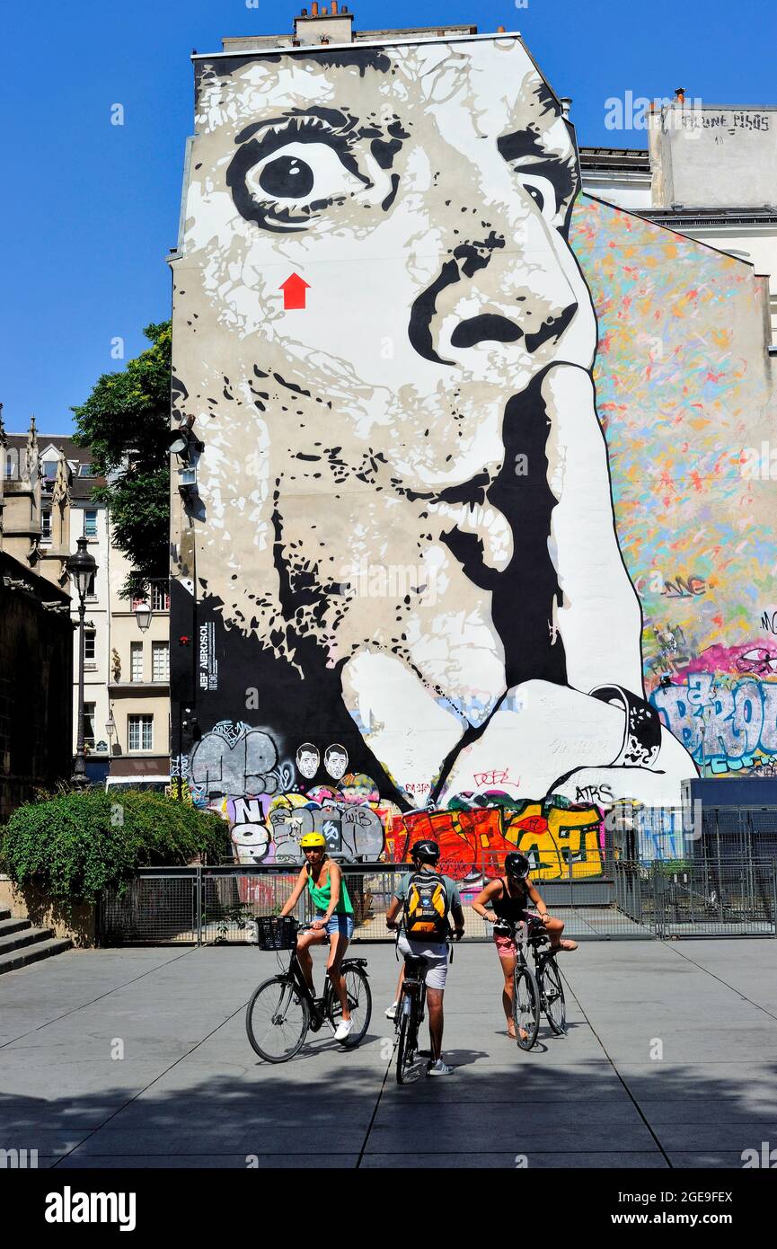 FRANKREICH, PARIS (75) 4. ARRONDISSEMENT, IGOR-STRAWINSKY-PLATZ, STREET ART, 'CHUUUTTT!!!' SELBSTPORTRAIT MIT JEF AEROSOL, FÜHRUNG AUF DEM FAHRRAD Stockfoto