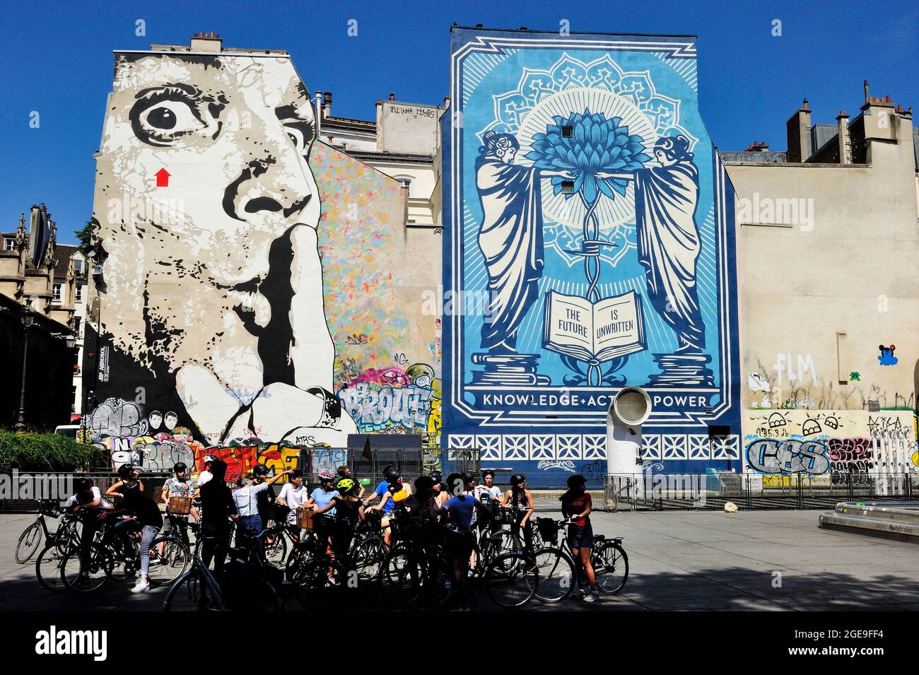 FRANKREICH, PARIS (75) 4. ARRONDISSEMENT, IGOR-STRAWINSKY-PLATZ, STREET ART, 'CHUUUTTT!!!' SELBSTPORTRAIT MIT JEF AEROSOL, FÜHRUNG AUF DEM FAHRRAD Stockfoto