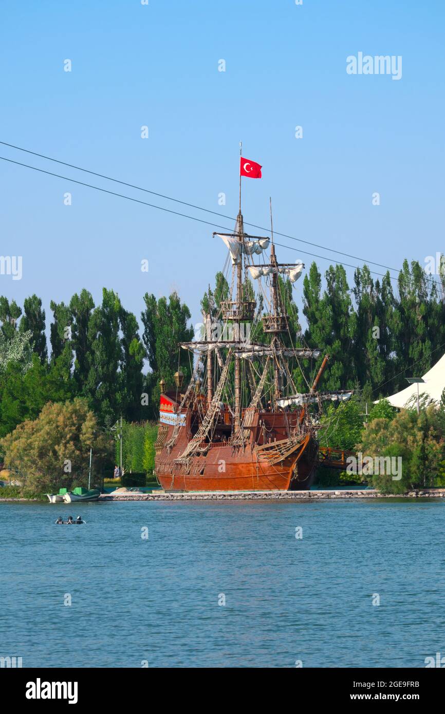 Mast und Segel eines türkischen Holzschiffes mit Flagge und Seilen Stockfoto