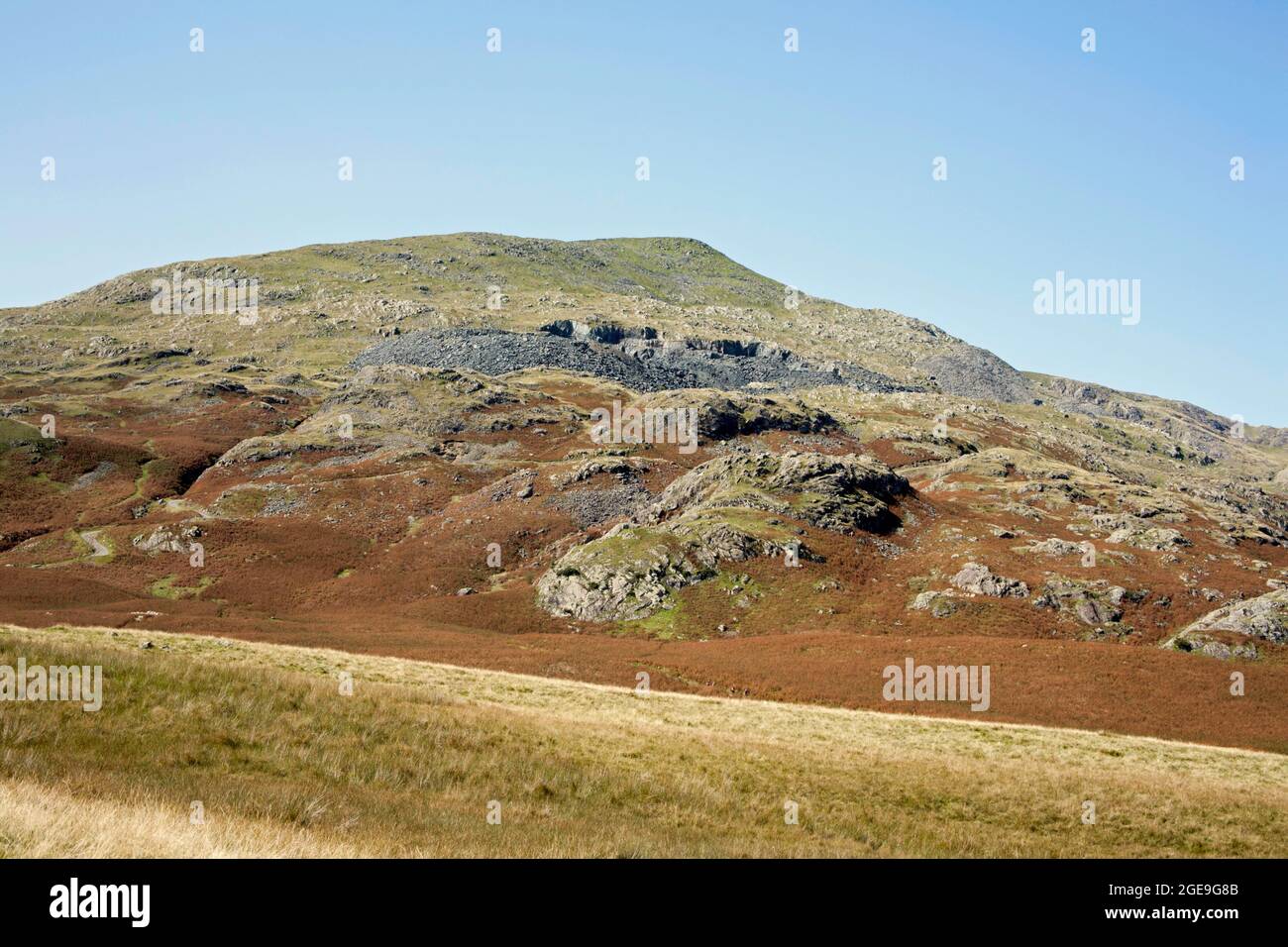 Bursting Stone Quarry unter dem Gipfel des Old man of Coniston in der Nähe von Coniston, Lake District Cumbria England Stockfoto