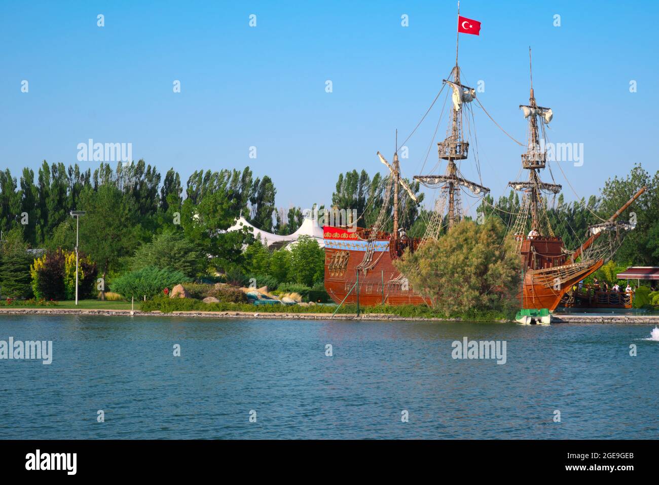 Hölzerne Retro Schiff verankert Waterside mit schöner Natur und grünen Bäumen Sommerzeit Stockfoto