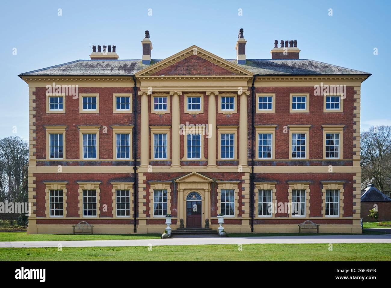 Die spektakuläre Front der Lytham Hall mit einem blauen Himmel im Hintergrund. Stockfoto