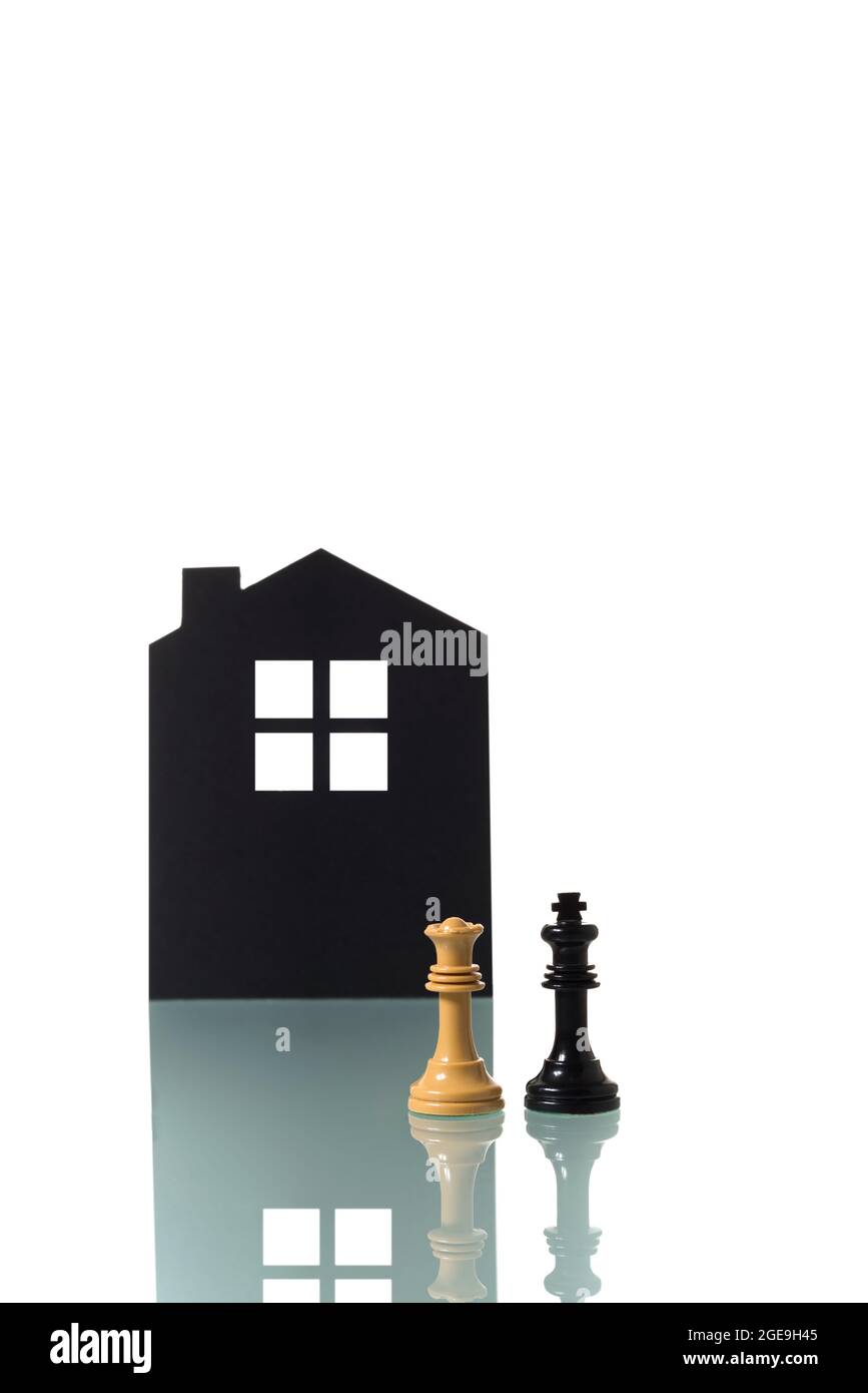 Konzeptuelle Fotografie von zwei Schachfiguren, die metaphorisch ein interrassisches heterosexuelles Paar darstellen, das eine kinderlose Familie bildet; mit dem Silhouetten Stockfoto
