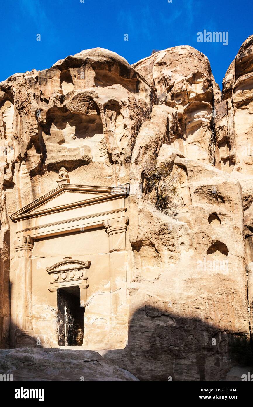 Tempel am Anfang von Siq Al-Barid oder Little Petra in Jordanien Stockfoto