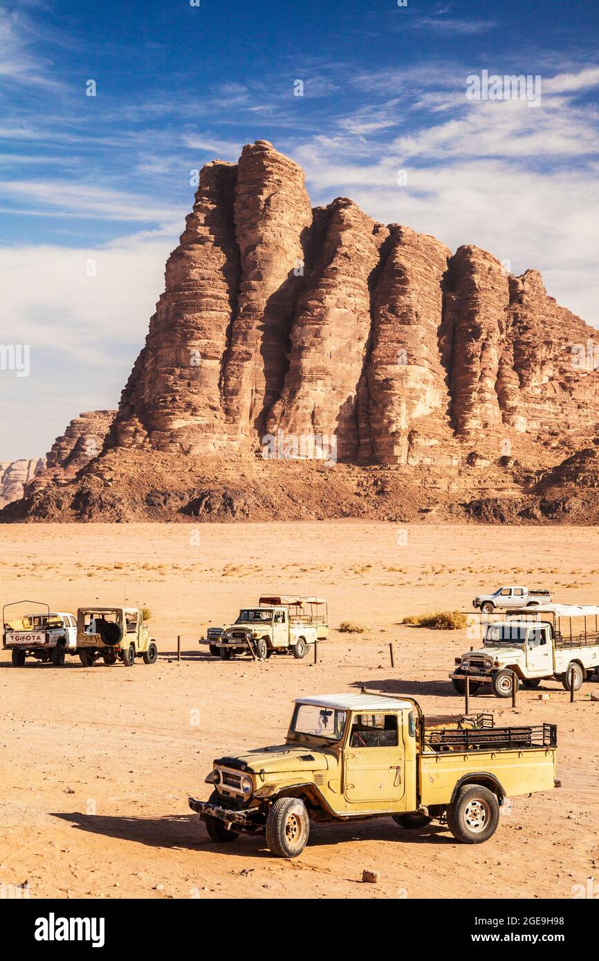 Die Felsformation "Die sieben Säulen der Weisheit" in der jordanischen Wüste bekannt im Wadi Rum oder das Tal des Mondes. Stockfoto