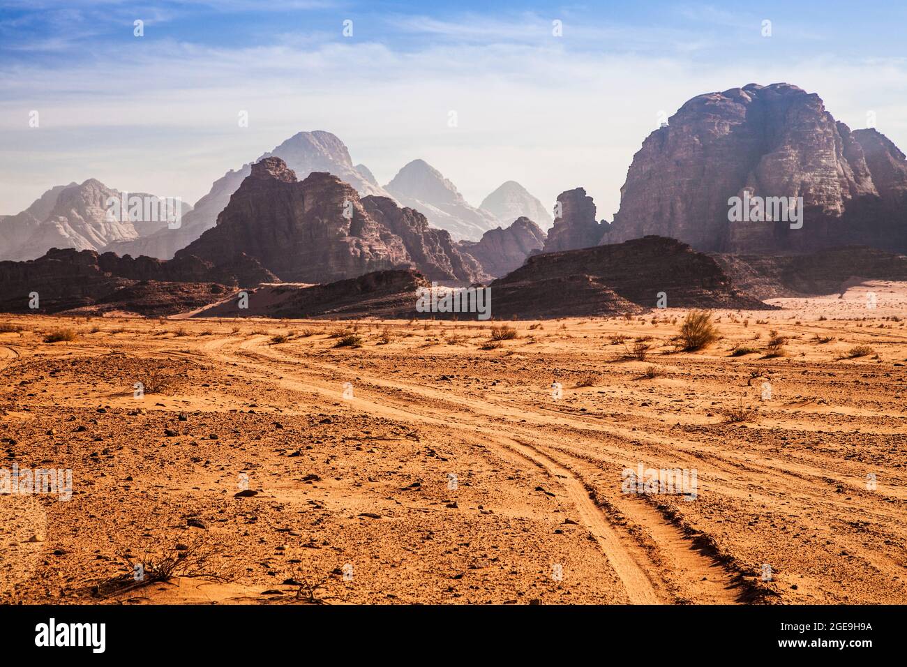 Die dramatische Gebirgslandschaft der jordanischen Wüste im Wadi Rum oder das Tal des Mondes. Stockfoto