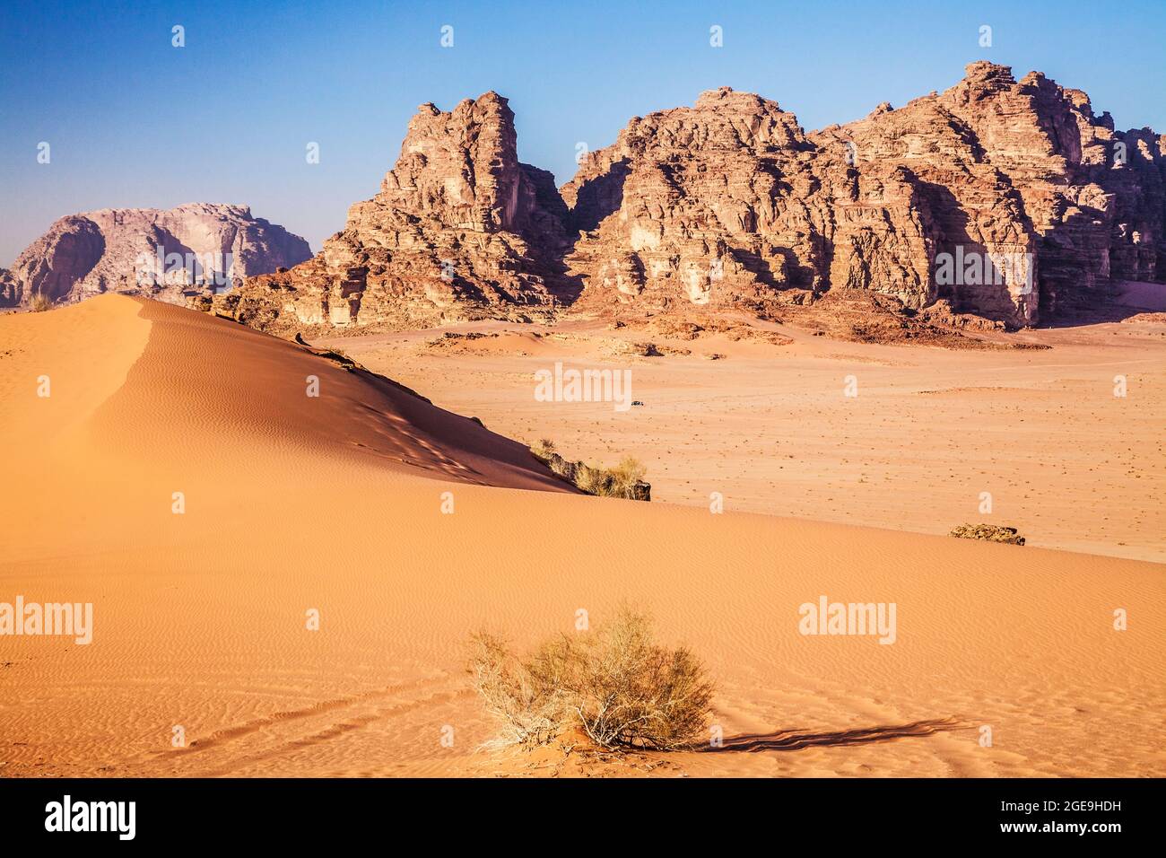 Felsformationen in der jordanischen Wüste im Wadi Rum oder das Tal des Mondes. Stockfoto