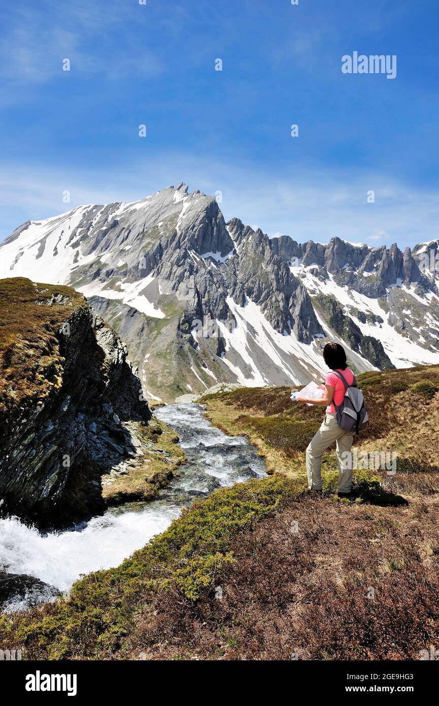 FRANKREICH, HAUTE-SAVOIE (74) NATURPARK CONTAMINES-MONTJOIE, WANDERUNG ZU DEN JOVET-SEEN, IM HINTERGRUND DIE AIGUILLES DE LA PENNAZ AUF 2688 M. Stockfoto