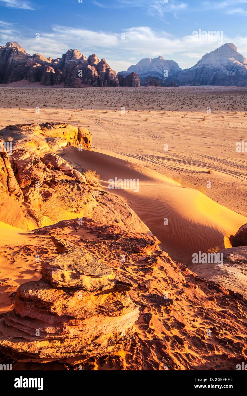 Die Sonne in der jordanischen Wüste im Wadi Rum oder das Tal des Mondes. Stockfoto