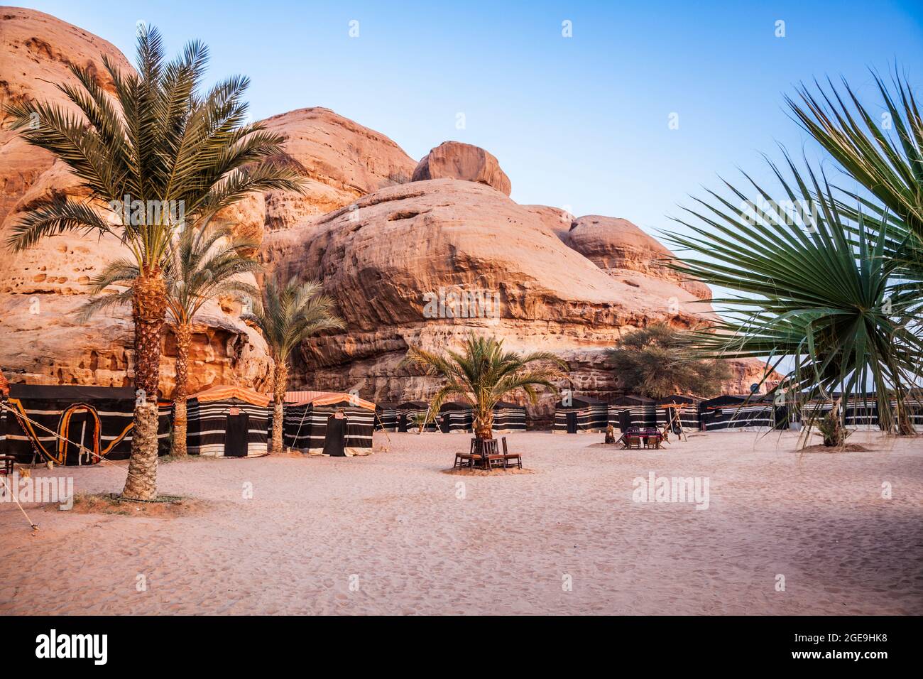 Ein touristisches beduinenlager in der jordanischen Wüste im Wadi Rum bei Petra. Stockfoto