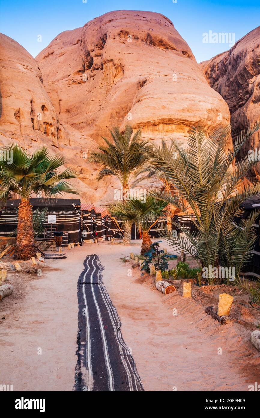 Ein touristisches beduinenlager in der jordanischen Wüste im Wadi Rum bei Petra. Stockfoto