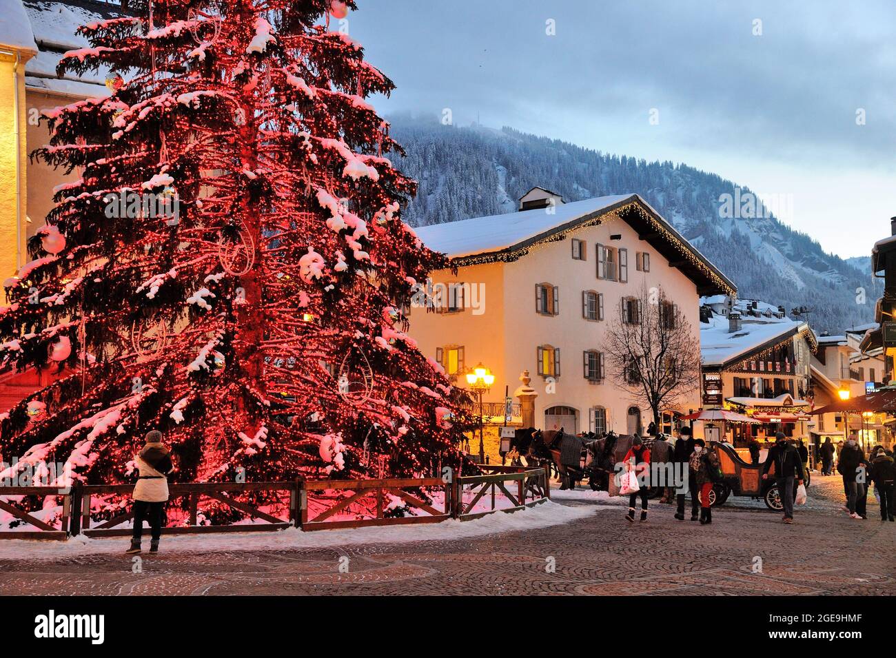 FRANKREICH, HAUTE-SAVOIE (74) MONT-BLANC-LAND, MEGEVE, DER PLATZ DES DORFES MIT WEIHNACHTSBAUM Stockfoto