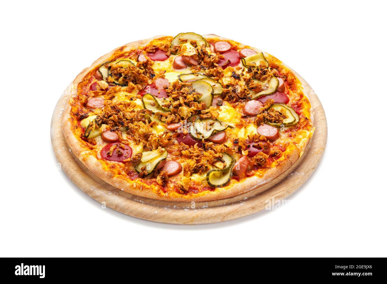 Hot Dog Pizza mit Wurst, gebratenen Zwiebeln, eingelegten Gurkenscheiben und Remoulade auf Holzplatte isoliert auf weiß mit Schneideweg Stockfoto