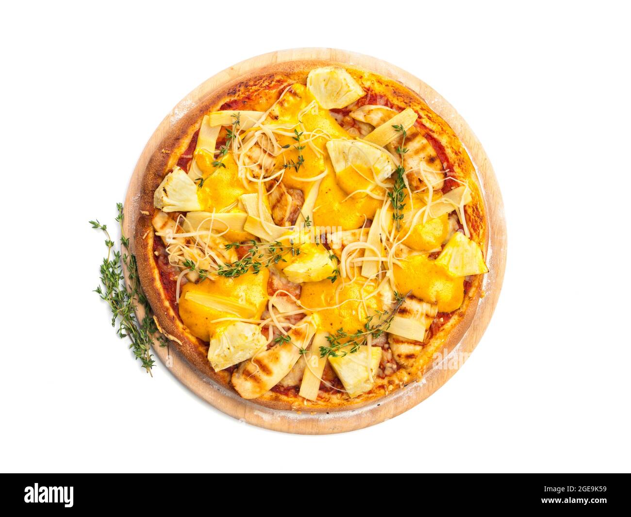 Indische Pizza mit Huhn, Bambussprossen, Ananasstücken, Thymian- und Pfeffersoße auf einer Holzplatte, isoliert auf weissem Hintergrund, aus einem hohen Winkel Stockfoto