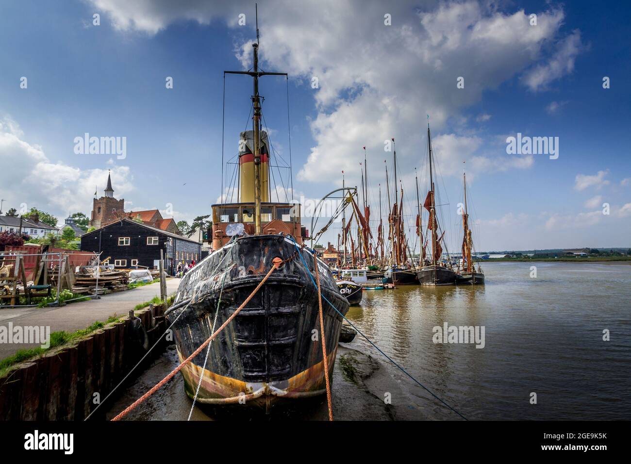 Der Dampfschlepper Brent und mehrere Thames Sailing-Bargen befinden sich am Kai von Maldon. Stockfoto