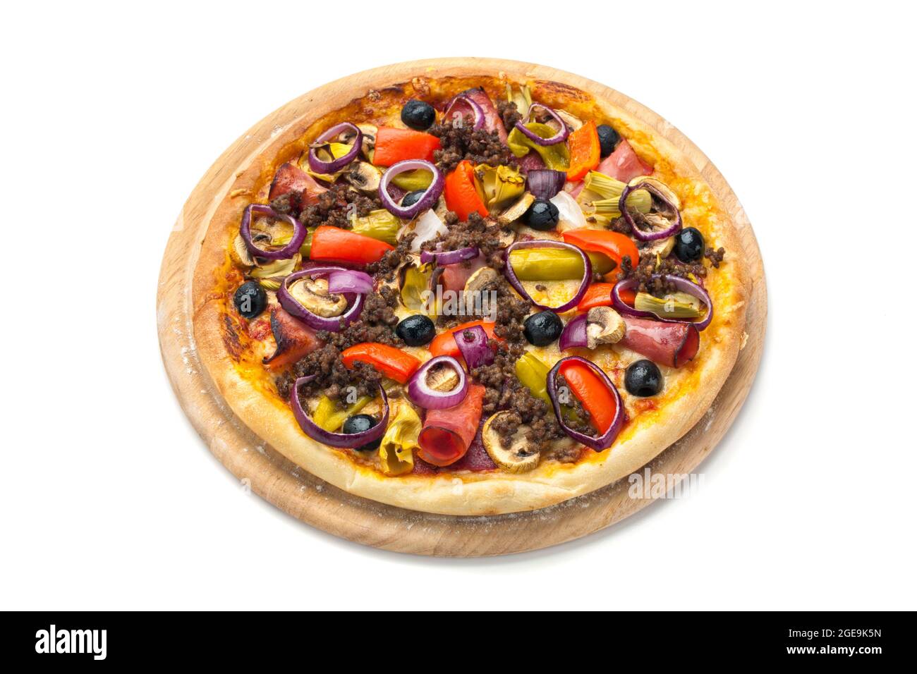 Pizza im griechischen Stil mit Hackfleisch, Pilzen, Paprika, Schinken, roten Zwiebeln und Oliven auf weißem Hintergrund isoliert, Blick aus der Höhe Stockfoto