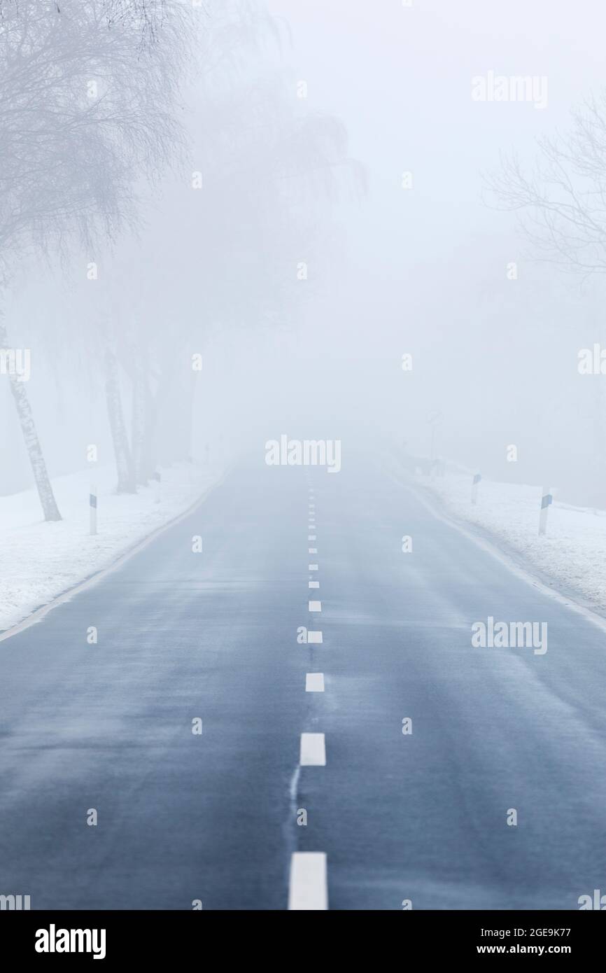Die Straße verschwindet im Nebel Stockfoto