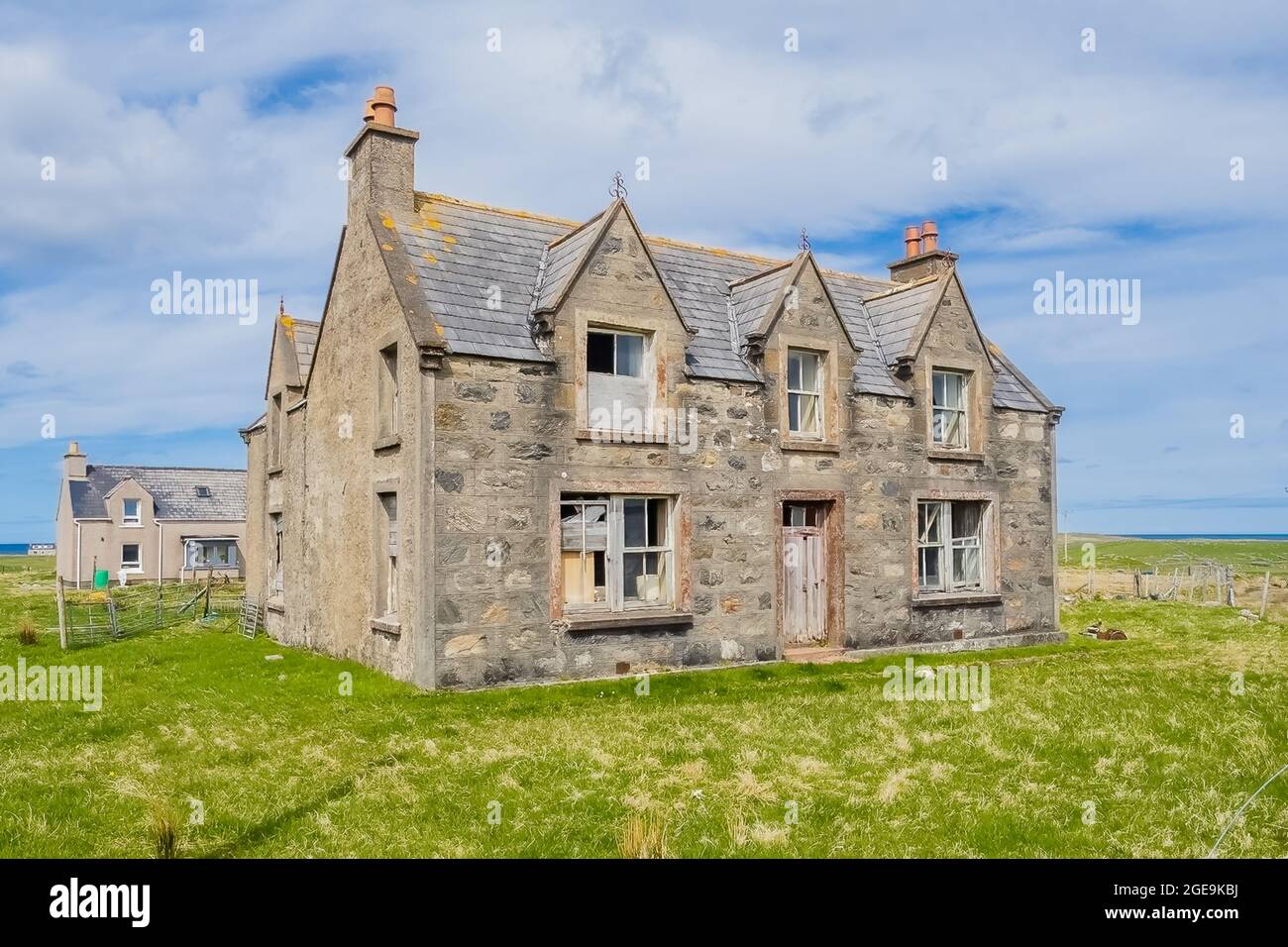 23.05.21 Shawbost, Isle of Lewis, Äußere Hebtiden, Schottland, Großbritannien. Die Crofthouses in den Äußeren Hebriden haben sich im Laufe der Zeit aus reetgedeckten Hütten entwickelt Stockfoto