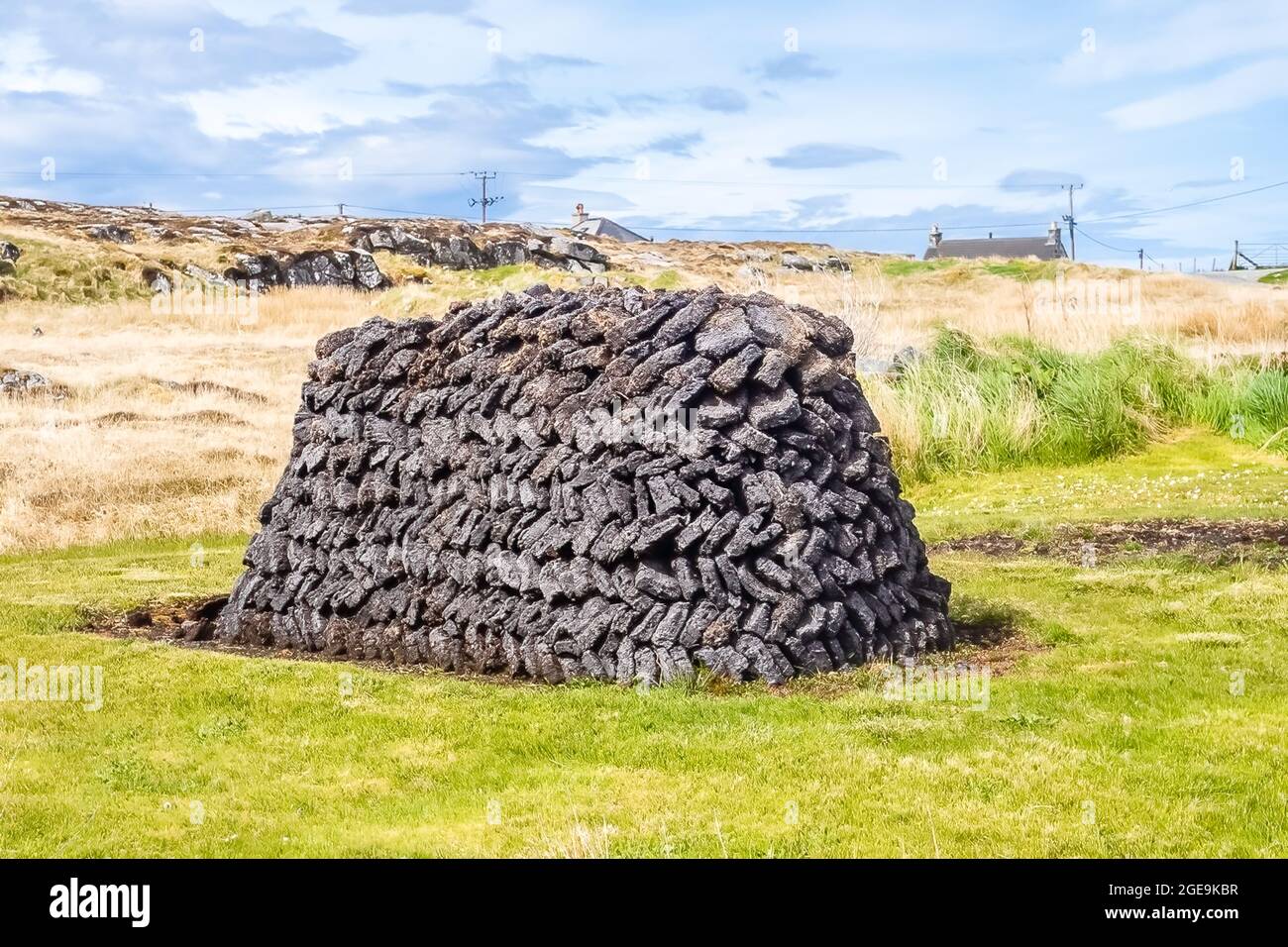 Torfscheiben werden ausgeschnitten und zum Austrocknen über das Moor gelegt. Es gibt ein spezielles Werkzeug, eine Art Torfeisen - oder tairsgear (die gälisch Bezeichnung für die t Stockfoto