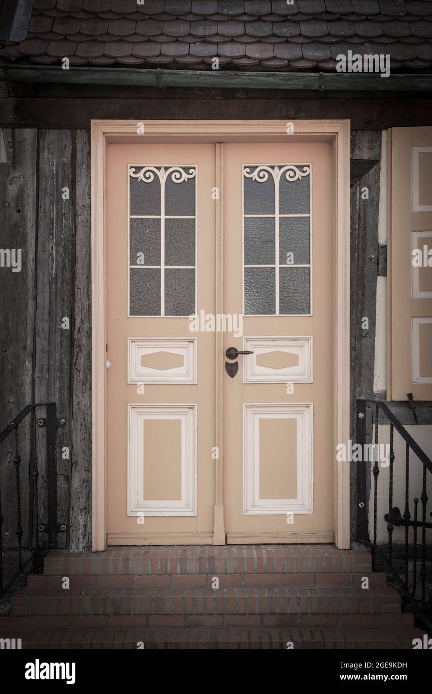 Vordertür und Treppe des alten Hauses Stockfoto