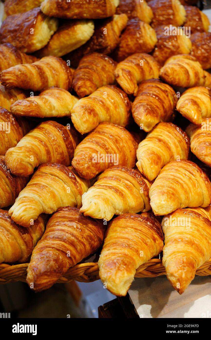 FRANKREICH, PARIS (75) 10. ARRONDISSEMENT, BÄCKEREI DU PAIN & DES IDEES IN DER YVES TOUDIC STRASSE, CROISSANTS UND SCHOKOLADENBROT Stockfoto