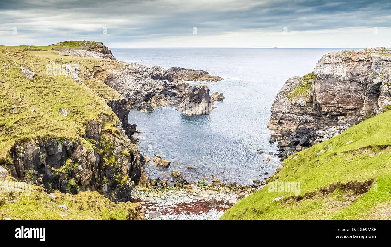 Dail Beag ist einer der malerischsten Strände in Lewis. Sand, Felsen, Klippen und ein Meer stac am späten Nachmittag und bei Sonnenuntergang bieten ideale oppourtuni Stockfoto