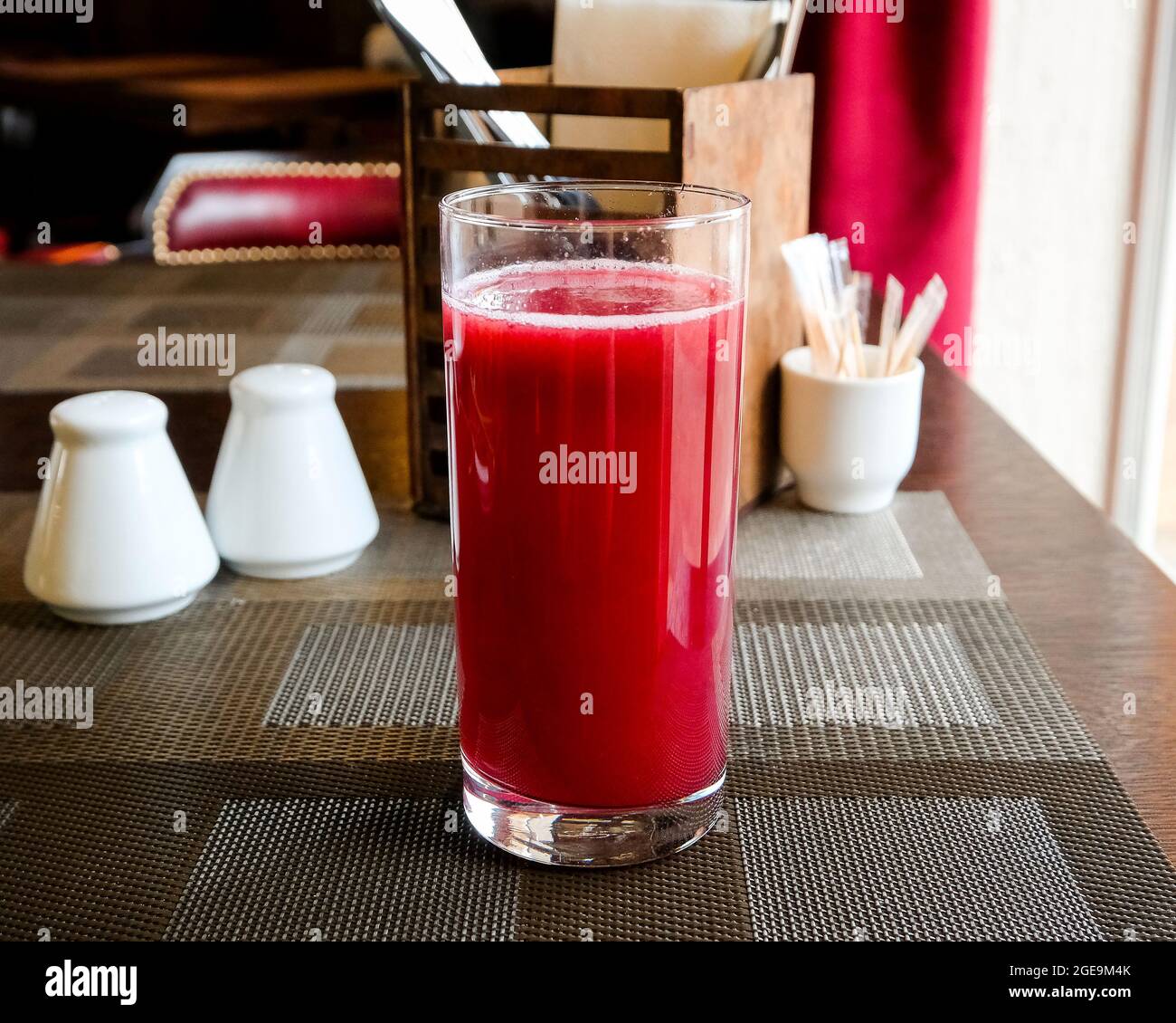 Morse zum Mittagessen in einem Café. Trinken Sie in einem transparenten Glas. Stockfoto