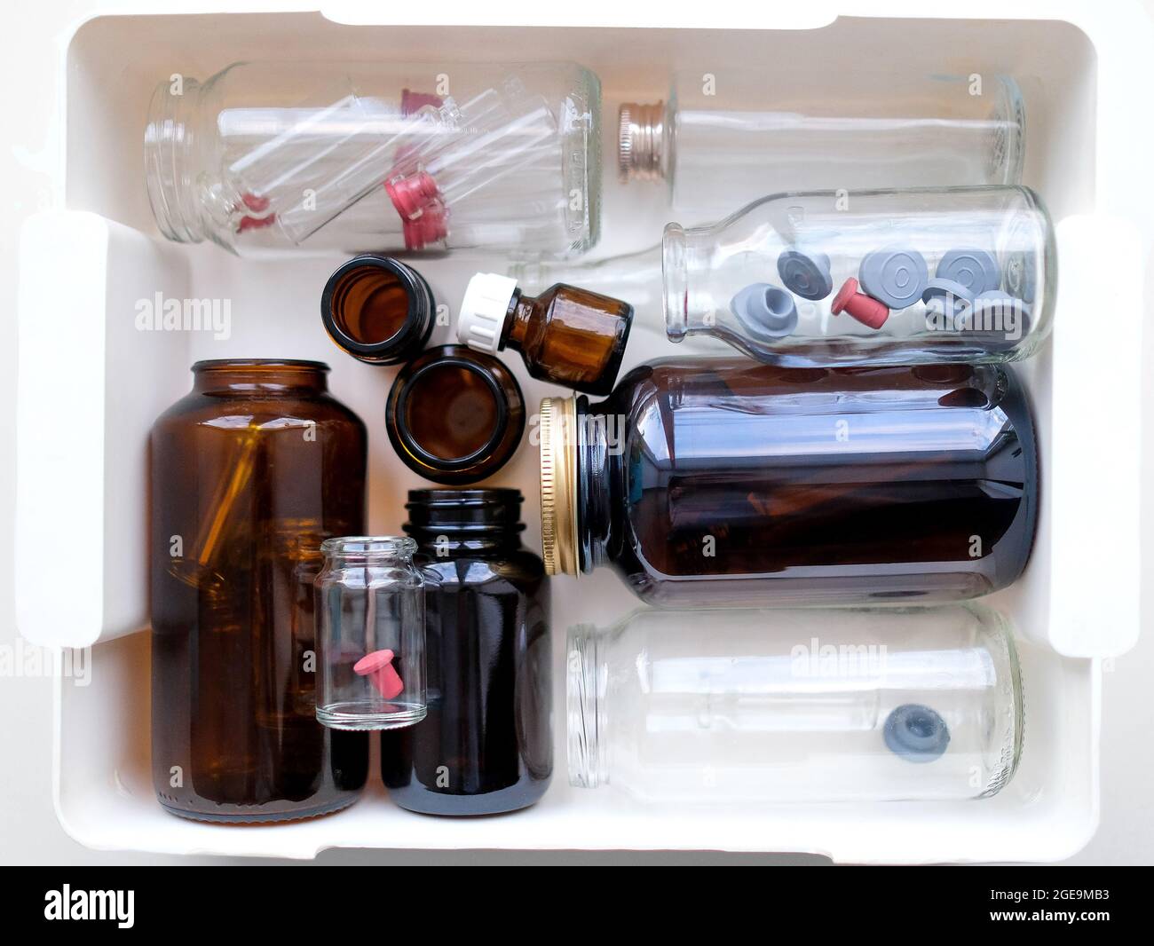 Glasflaschen unterschiedlicher Größe in einer Schachtel. Stockfoto