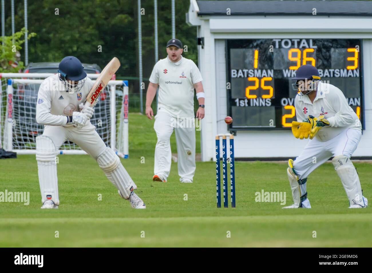 Ein Cricket-Spiel der Liga auf einem Dorffeld. Stockfoto