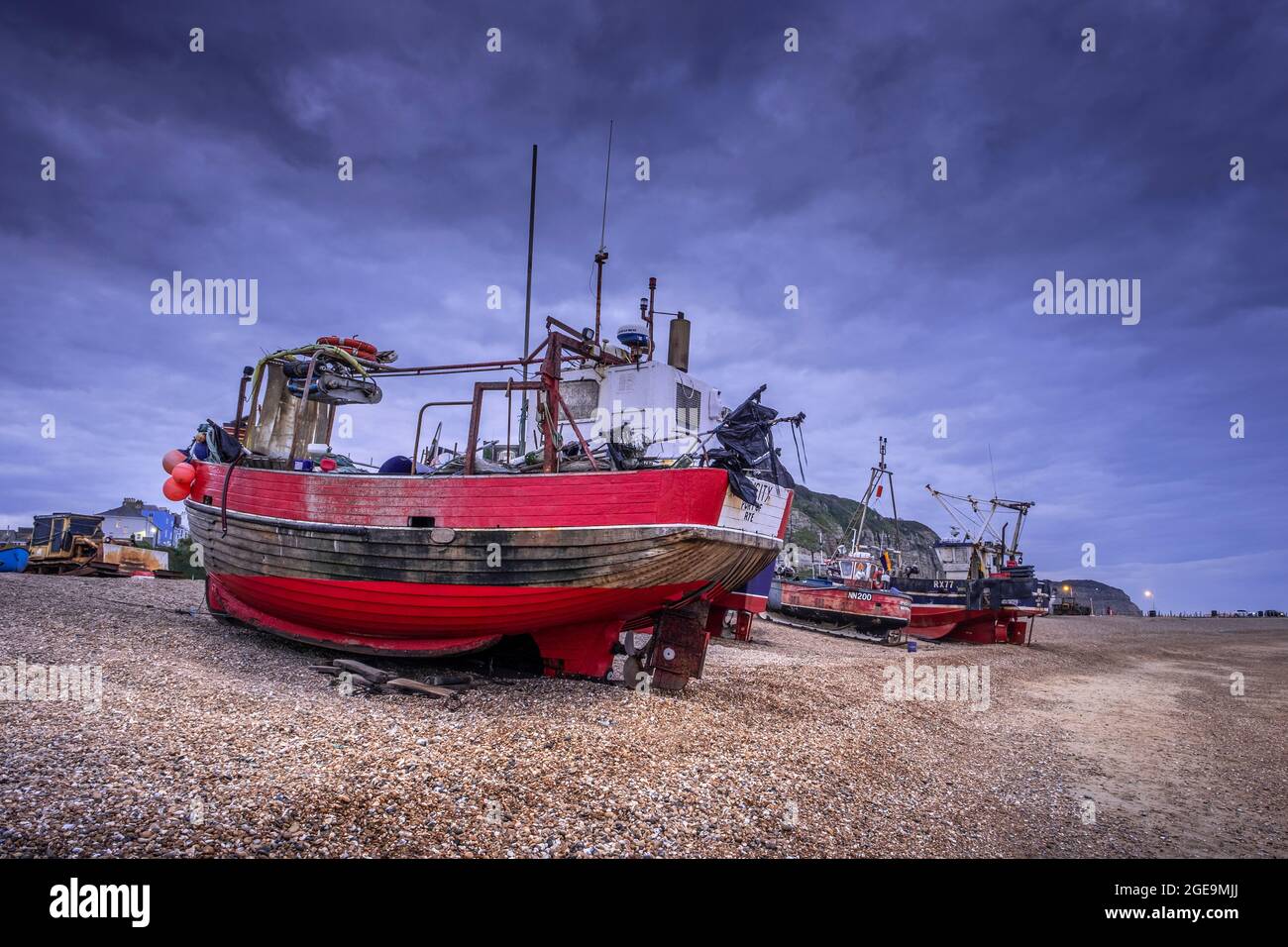 Fischerboote auf dem Stade in der Altstadt von Hastings. Stockfoto