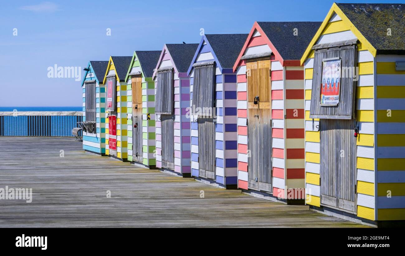 Strandhütten am Hastings Pier. Stockfoto