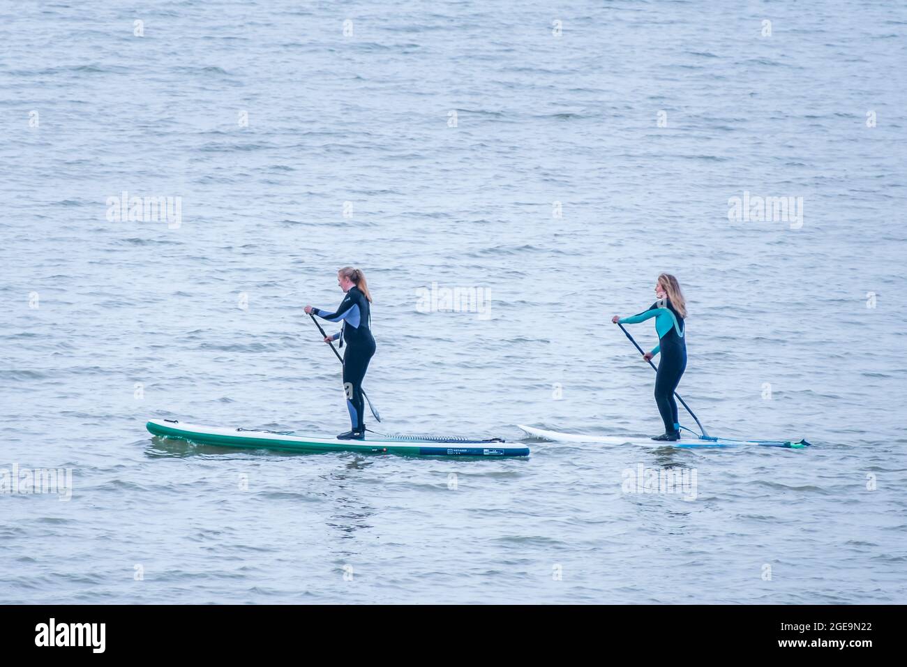 Zwei Frauen paddeln auf dem Meer. Stockfoto