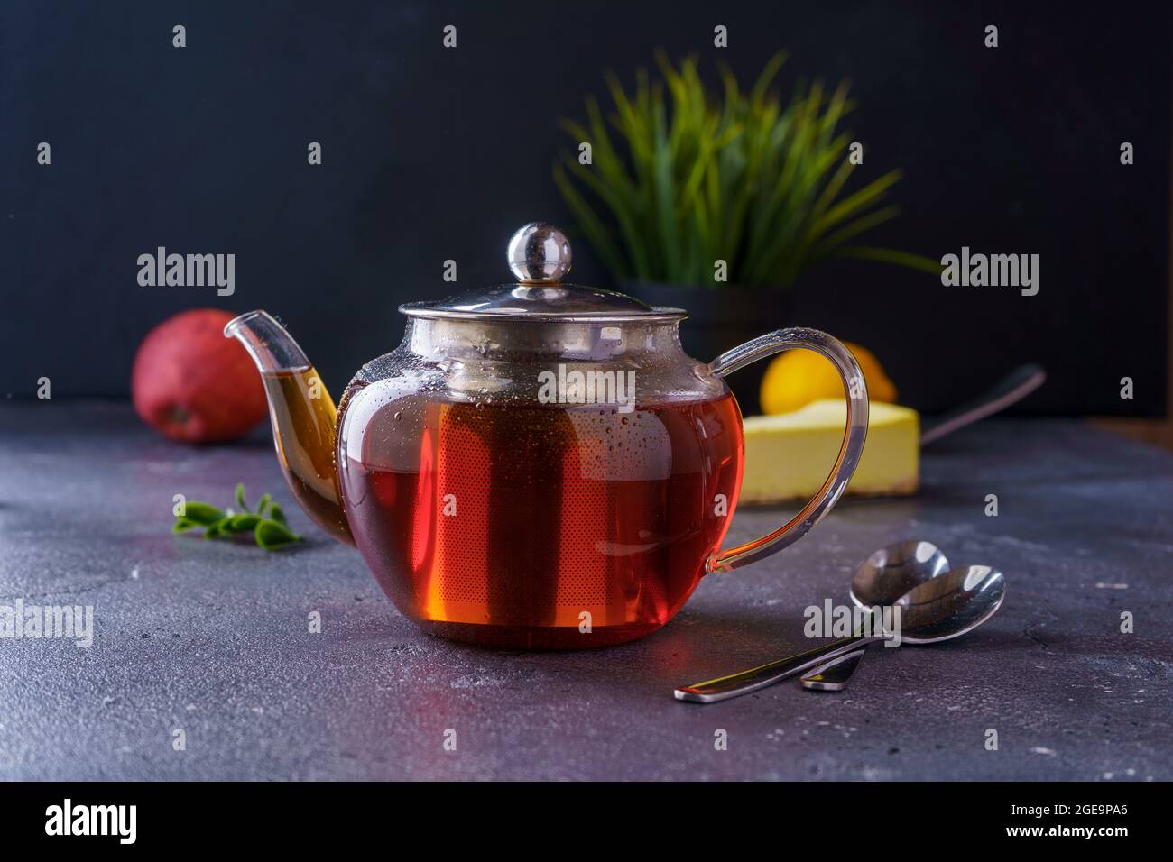Schwarzer Tee in einer Teekannen aus klarem Glas Stockfoto