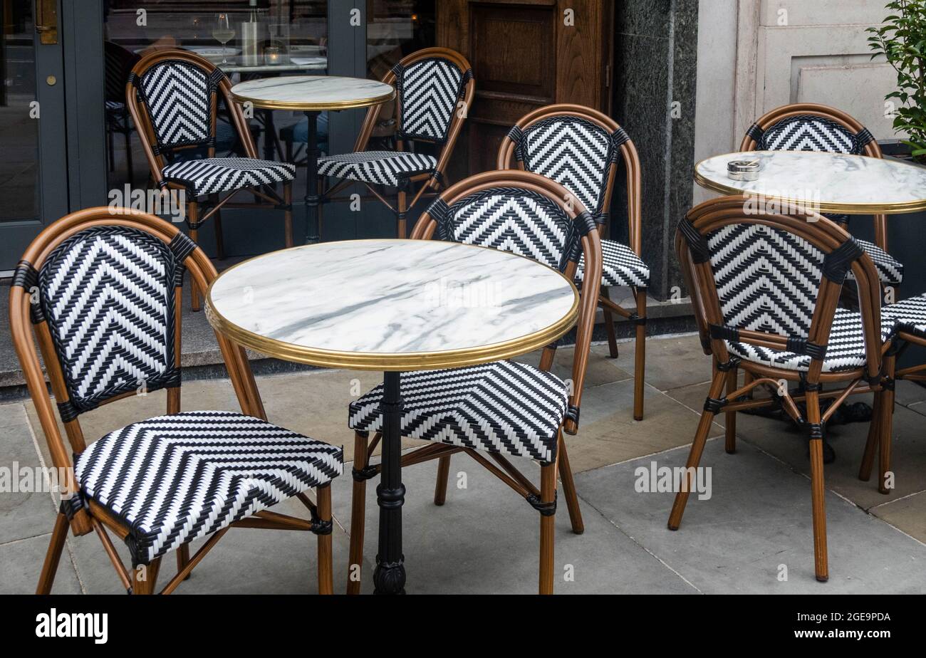 Nicht belegte Tische im Freien vor einem Restaurant in Liverpool Stockfoto