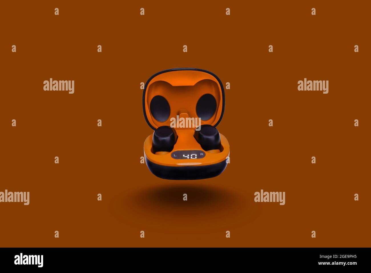 Air Pods Pro. Mit drahtloser Ladetasche. Neue AirPods Pro auf farbigem Hintergrund. AirPods Pro.EarPods. Schwarze kabellose Kopfhörer auf farbigem Hintergrund. Stockfoto